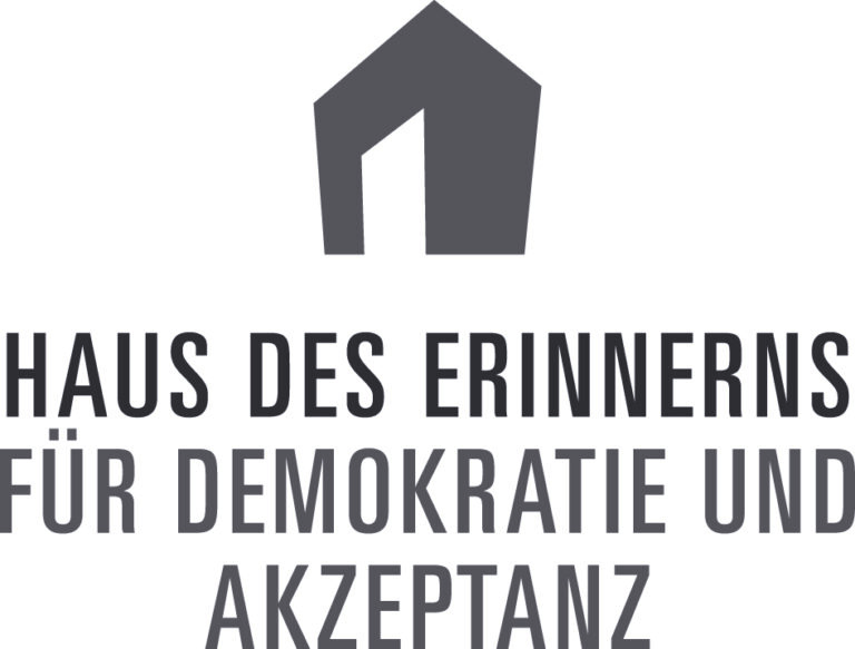 HausDesErinners Logo grau 2 768x583