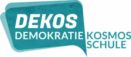 Logo DemokratiekosmosSchule tuerkis 1 2 627x273 1 450x196